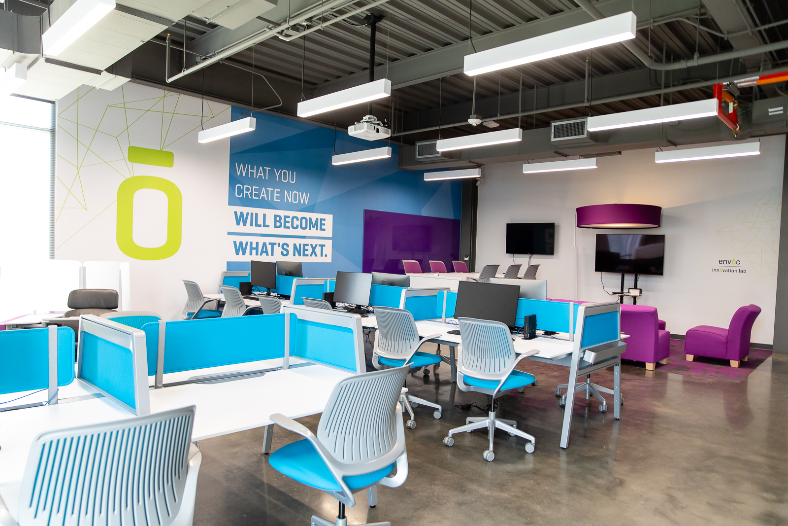 Innovation Lab de Envoc en el campus de SELU con zonas de colaboración entre estudiantes e ingenieros